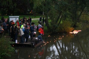 Kerzen in die Lahn setzen